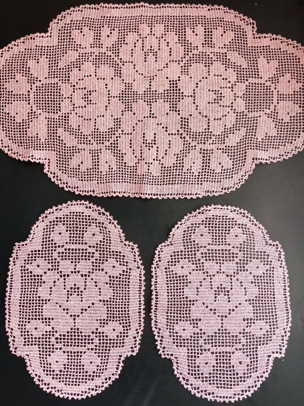 VTG Handmade Filet Crochet Pink Roses Set Oval Runner/Topper & 2 Doilies